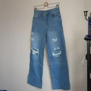 Loose boot cut jeans med bra små fickor som framhäver rumpis. Storlek xs-s. Bara testade på. 