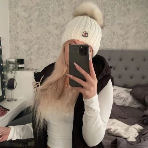 Vit moncler mössa - Säljer nu min vita moncler mössa! Den är sparsamt använd och jätte fint skick! Vid eventuella frågor och liknande hör av dig!😁