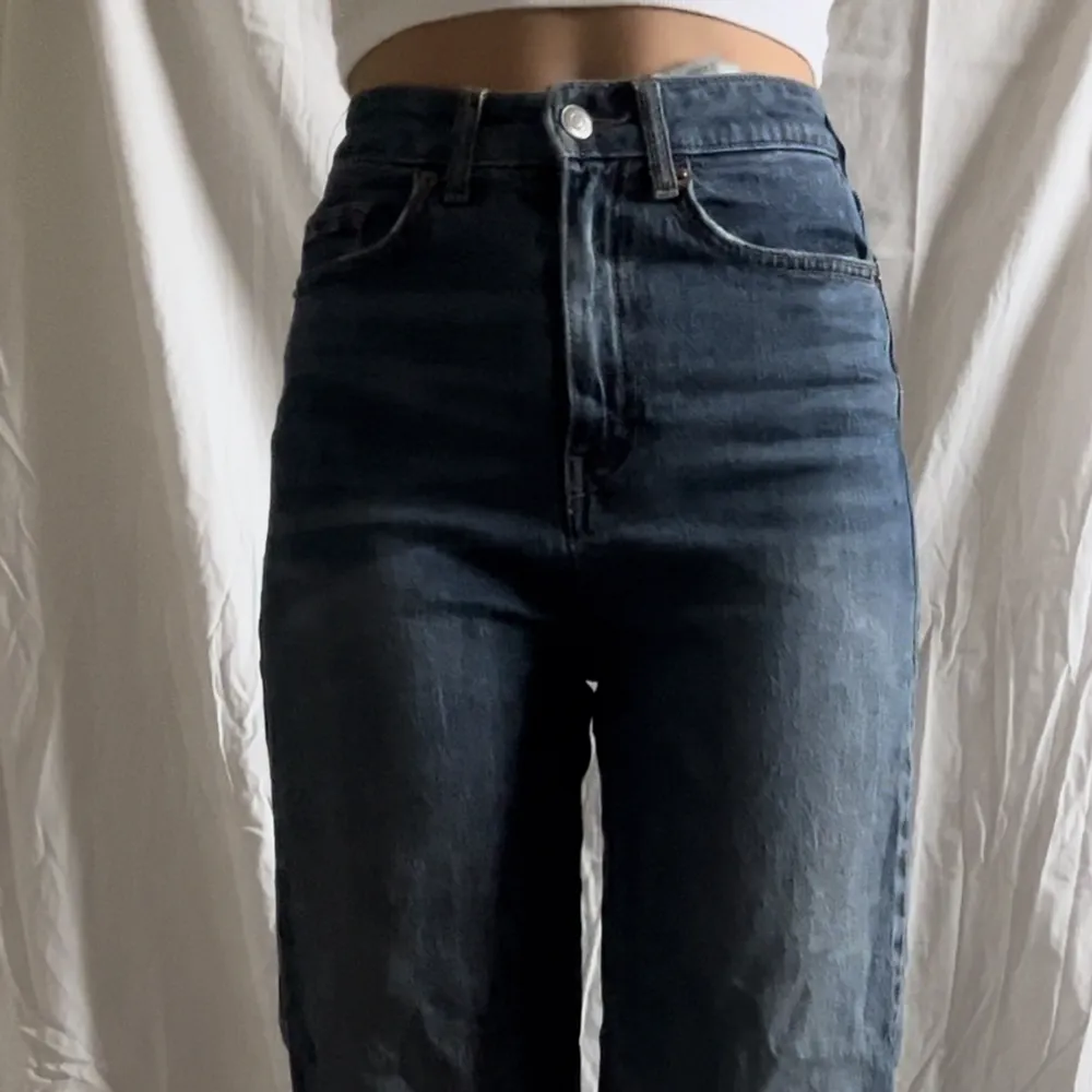 Superfina högmidjade jeans från h&m som sitter som en smäck och formar kroppen fint. Lite korta för mig som är 165cm men tror bara att dem ska vara korta i modellen☺️  Inga defekter, fint skick, köpta för två år sedan men sparsamt använda så nästan som nya. Jeans & Byxor.