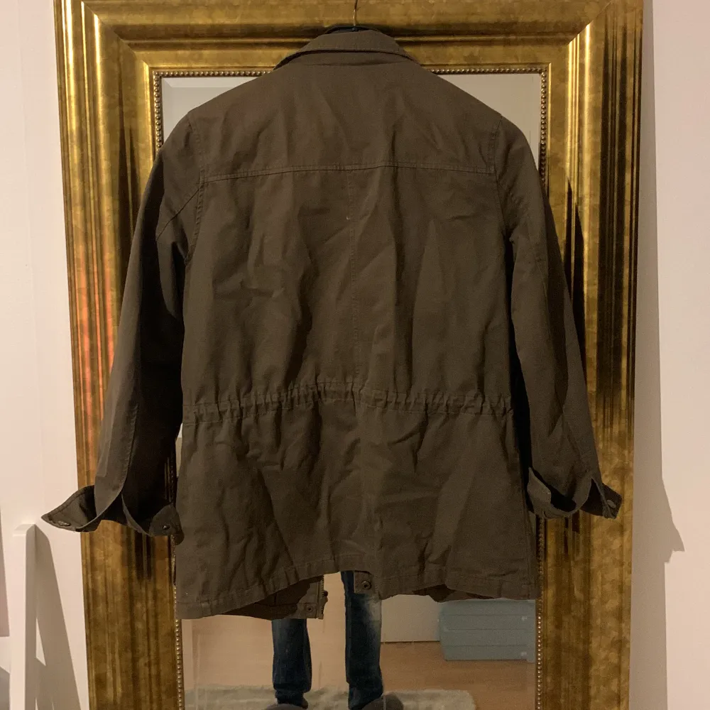 Mörk Grön Field jacket i storlek S/M, bra skick. Kontakta gärna om ni har några frågor eller funderingar gällande plagg eller pris. Jackor.