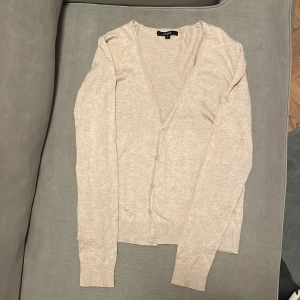 Tunn kofta - Sandfärgad tunn kofta från Lindex S. Fint använt skick. Se mina andra annonser - bra paketpris utlovas om du vill köpa mer än ett plagg! 