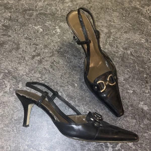 vintage klackar - säljer dessa vintage svarta klackar. sköna och lätta att gå i! fint skick. klackhöjden är på 7,5 cm mätt från hälen. 🩷😙🕺