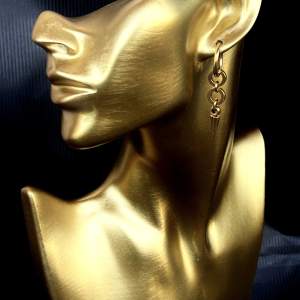 Namn:Anne (guldpläterat) Eleganta singelörhänge som ger dig still på ett klick. Material:Guldpläterat rostfritt stål  Pris:370kr/par(2st)
