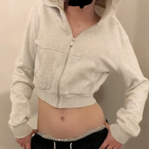 Zip up hoodie - Superskön kort grå zipup hoodie från hm 