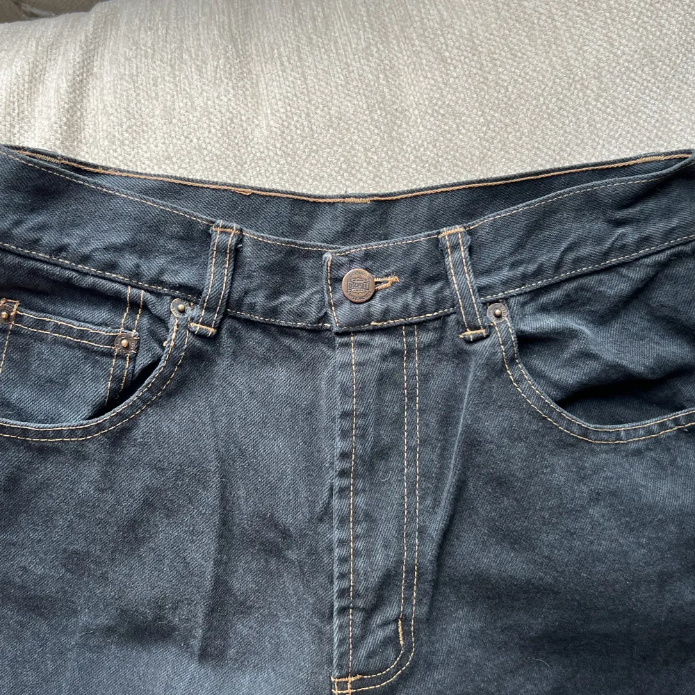 Momjeans från Discipline i strl 29/30, men sitter fint på mig som brukar ha storlek 36/38 i byxor. Färgen är grå/svart. Så snygga!! . Jeans & Byxor.