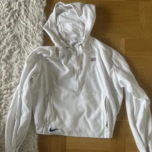 Tjocktröja från Nike. Storlek XS - Säljer denna vita ”croppade” Nike PSG tjocktröjan i storlek XS. Tröjan är i gott skick men har en fläck vid sidan om fickan (se bild). 
