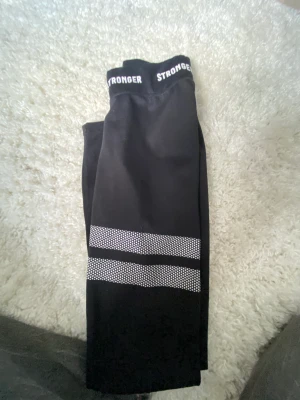stronger byxor  - säljer mina stronger byxor, bra skick för att ha används ganska mycket. Storlek Xs. 