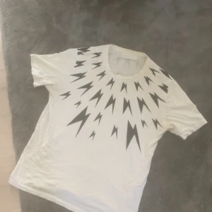 Neil Barret T-Shirt - Go Neil Barret tröja som är i storlek xs, passar S då den är overzised.   Ord.pris - 3700 