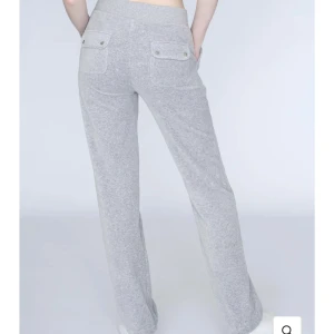 Juicy byxor - Juicy byxor i strl m saknar båda metallgrejerna på snörerna men 100% äkta❤️