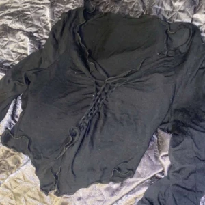 Svart Tröja - En fin svart tröja som är långärmad och nästan ny. Den är i ett jätte bra skick. 