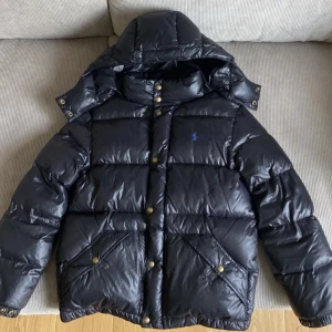 Ralph Lauren jacka - Säljer denna fina vinterjacka från Ralph Lauren, då jag köpt en annan jacka. Köpte den här på plick förra våren, och har använt den en hel del sen dess, men jackan är i jättefint skick trots det. Storleken är 14-16, men skulle säga att jackan passar S/XS.