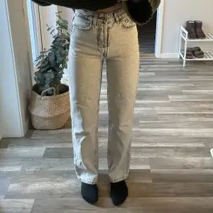Fina ljusgråa jeans i modellen ”Regular wide” från BIKBOK. Nästan helt nya 🩶 300kr + frakt