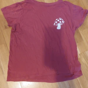 Röd svamp t shirt ☆ - En röd hm tröja med svamp på ! Skrynklig då den inte kommit till andvändning men har inga stora defekter! 