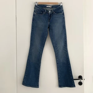 Low waist Levis jeans - Nya Levis jeans som inte har använts. Jeansen är low waist med bootcut. Storlek 26.