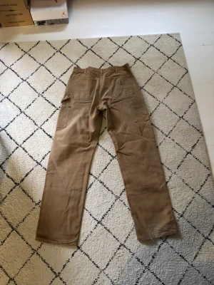 Carhartt dubble knee byxor - 33x34 i mycket bra skick. Nypris runt 1500 kr. Vid fler frågor kom dm