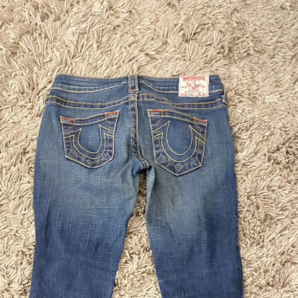 Säljer mina skitsnygga lågmidjade true religion bootcut/straight jeans för dem tyvärr är för små för mig, det är storlek 26 (xs typ) och skulle säga att dem passar någon som är 155-160cm😍Skriv till mig för fler bilder eller mått så löser jag💗. Jeans & Byxor.