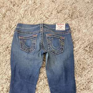 Säljer mina skitsnygga lågmidjade true religion bootcut/straight jeans för dem tyvärr är för små för mig, det är storlek 26 (xs typ) och skulle säga att dem passar någon som är 155-160cm😍Skriv till mig för fler bilder eller mått så löser jag💗
