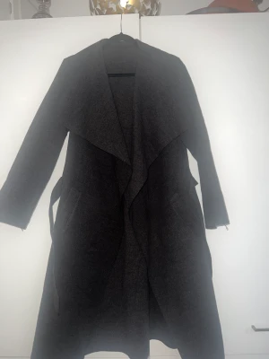 Kappa - Superfin kappa i en väldigt mörkgrå färg