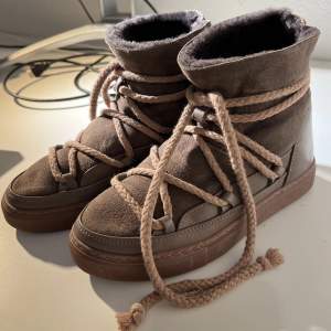Inuikii classic sneaker vinterskor storlek 37 i fint skick. Nypris 3000kr. Fint skick, yttersulan ser nästan helt ny ut (se bild)