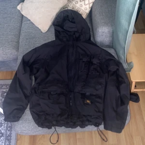 Carhartt jacka - Säljer denna svin feta utility jackan från carhartt i bra skick! Jackan är använd över en vår men annars har den bara legat. Pris inte hugget i sten