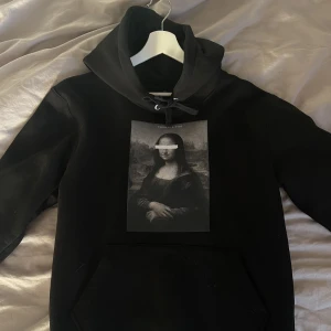 The cool elephant hoodie - Säljer min fina the cool elephant hoodie med Mona Lisa då den inte kommer till användning längre❤️ Använd väldigt fåtal gånger! ❌LÄS BIO INNAN DU KONTAKTAR/KÖPER❌ storlek M men passar XS-S lika bra då den inte är jättestor i storleken