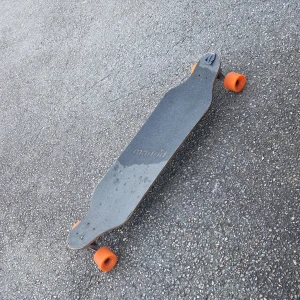 Longboard - En fet longboard me häftiga hjul inga hål i hjulen fungerar perfekt
