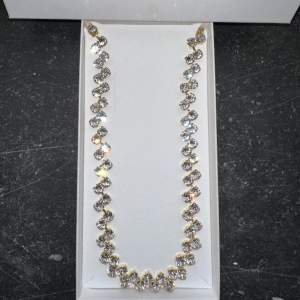 Nytt halsband från Caroline Svedbom 🤍 Material: Swarovski kristaller, 18K guldplattering ✨ Ordinariepris: ca 3000kr