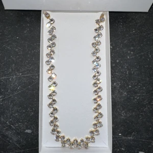 Halsband Caroline Svedbom - Nytt halsband från Caroline Svedbom 🤍 Material: Swarovski kristaller, 18K guldplattering ✨ Ordinariepris: ca 3000kr