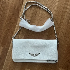 Fake Zadig väska💞 - Fake Zadig väska köpt på marknad i Spanien! Sjukt likt originalet. Bara att skriva vid intresse.🩷