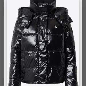 Calvin Klein vinter jacka, dunjacka med glansigt material och luva, använd 1 gång, köpt för 2269kr🖤