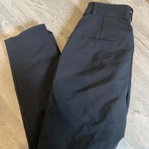 Svarta kostymbyxor  - Svarta kostymbyxor från H&M Andvända ett fåtal gånger, fint skick. 
