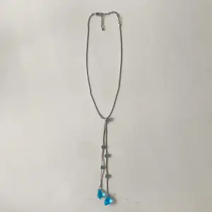 Silvrigt fint halsband med blå ”kristaller”