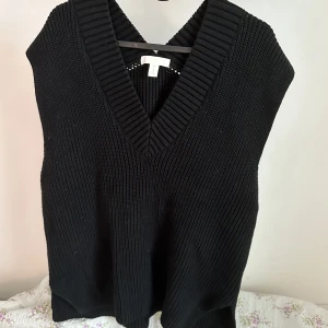 Stickad väst🖤 - Stickad väst från H&M i storlek M🖤