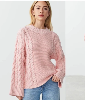 Stickad tröja Gina Tricot  - Säljer nu min älskade kabelstickade tröja från Gina Tricot😍Endast använd två gånger och därmed som ny. Helt slutsåld i alla storlekar, nypris 500!!