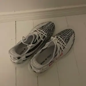 Yeezy 350 zebra  Storlek 42,5  Använda några gånger men i stortsätt nya Skriv om du har frågor ! Mvh Axel 