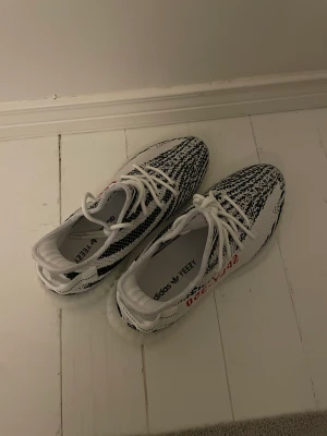 Yeezy 350 zebra  - Yeezy 350 zebra  Storlek 42,5  Använda några gånger men i stortsätt nya Skriv om du har frågor ! Mvh Axel 