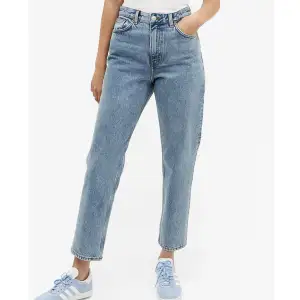 Ett par jeans från monki i modellen taiki. Storlek 27, passar mig som är en S/M o 160 cm lång! Använda fåtal gånger, super fint skick!! 💙