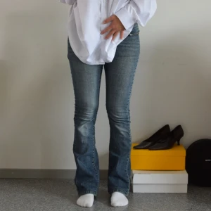 Vintage flare jeans  - Strl: W27L32 Mått: midja 69cm, benlängd innersöm 81cm, benöppning 22x2cm Material: bomull  Märke: Lee Skick: Välanvända, defekter som slitningar vid baksida benöppning och defekter på baksidan (se bild 3). Överlag sköna jeans! 
