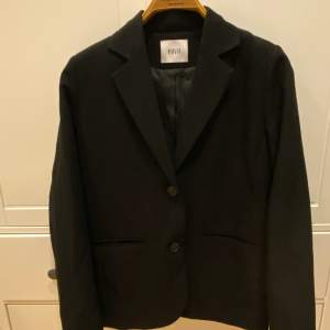 Black blazer from envii, great condition only used a few times. Brown buttons and size s. Fits perfectly oversized.