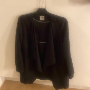 Kappa/ trenchcoat  - Super snygg kappa/ trenchcoat från vero Moda. Använd ett fåtal gånger