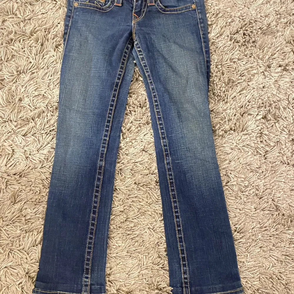 Säljer mina skitsnygga lågmidjade true religion bootcut/straight jeans för dem tyvärr är för små för mig, det är storlek 26 (xs typ) och skulle säga att dem passar någon som är 155-160cm😍Skriv till mig för fler bilder eller mått så löser jag💗. Jeans & Byxor.