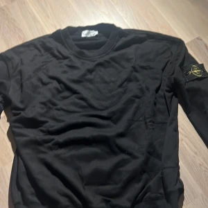Stone Island Sweatshirt - Säljer en svart Stone Island sweatshirt. Tröjorna är bra kopior som är helt oanvända, därför det bra priset. Riktigt bra kvalitet på tröjan även om det är en kopia. Storlek M, passar S och XS också. Ha de gött!