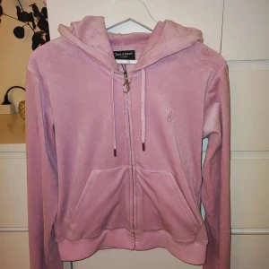 Juicy Couture hoodie str M - Juicy Coututre hoodie str M använd fåtal gånger, säljs tyvärr pga fel storlek.