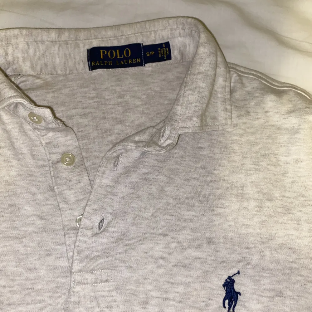 Polo Ralph Louvren piké i storlek S men passar även XS, skick 9/10, kommer inte ihåg nypris men runt 1500kr,. T-shirts.