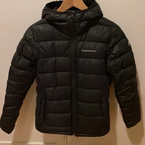 Peak performance jacka - Säljer nu min din jacka pågrund av att den inte har kommit till lika mycket användning längre! Den är varm och skön och har bra med fickor. Den är i storlek S💘(pris kan diskuteras) Köptes för 2499!