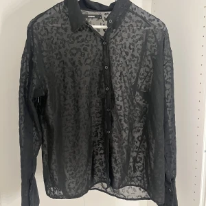 Skjorta - Jätte fin gensomskinlig svart skjorta som går att styla på massor utav sätt. 