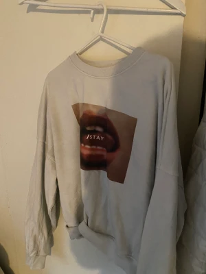Hoodie med tryck - En vit hoodie knappt använd, inte min stil.