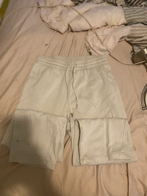 Vita mjukisbyxor - Vita mjukisbyxor med lysben