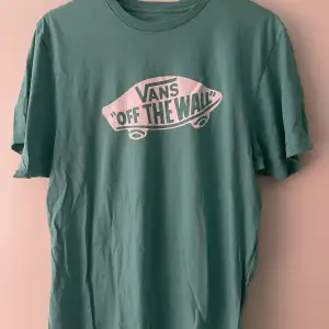 Fin t-shirt från Vans , finns ett litet hål mitt på tröjan i märket men inget som syns om man inte kollar noga 