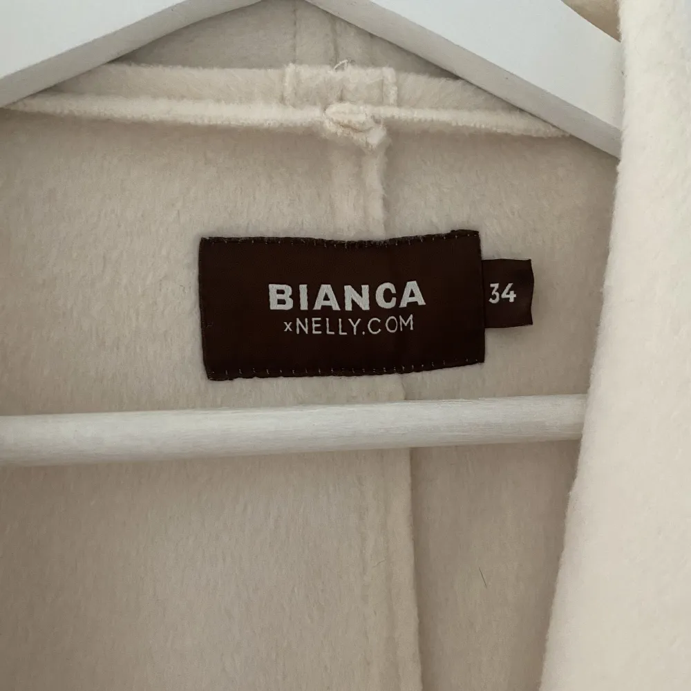 Säljer en kappa från Bianca Ingrossos kollektion med Nelly. Storlek 34, endast använd en gång. Finns även ett bälte till. . Jackor.
